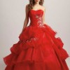 Röd kvitten klänningar